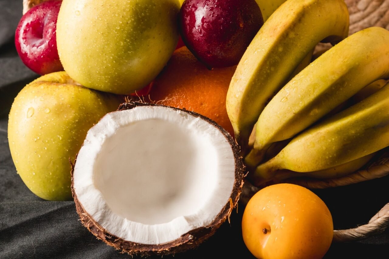 coco, platanos, frutas con proteínas Imagen de Freepik