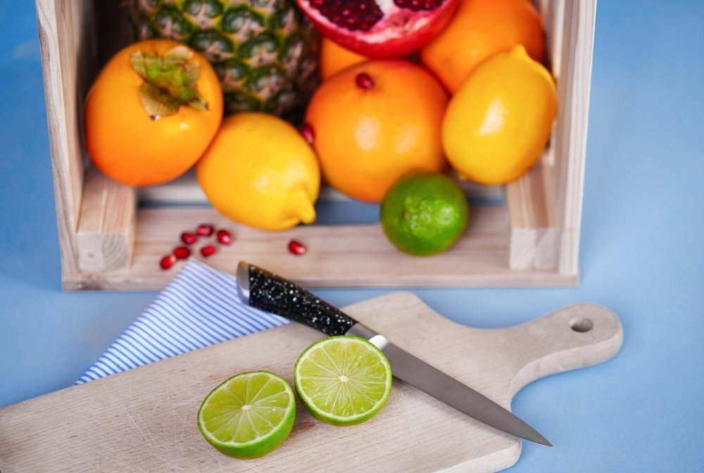 frutas tajo cuchillo sobre mesa recipiente para frutas gpointstudio freepik