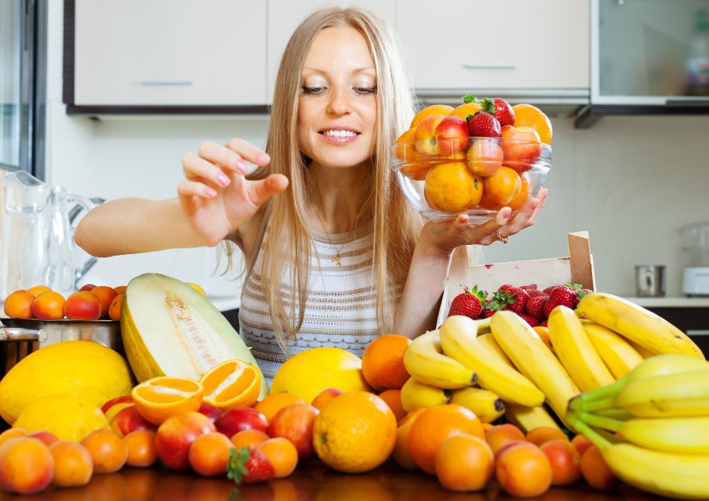 (post)6 Recetas Saludables con Fruta-mujer-tomar-frutas-tabla-Bearfotos